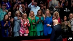 Calon presiden dari Partai Republik, mantan Presiden Donald Trump, menyapa pendukungnya saat saat berkampanye di Grand Rapids, Michigan, Sabtu, 20 Juli 2024. (Foto: Carlos Osorio/AP Photo)