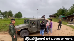 မြန်မာနိုင်ငံမြ၀တီခရိုင် ရွှေကုက္ကိုလ် လောင်းကစားရုံတွေရှိတဲ့နေရာဘက်ကိုသွားကြမယ့် ကမ္ဘောဒီးယားနဲ့ တရုတ်နိုင်ငံသားတွေဖြစ်တဲ့ နိုင်ငံခြားသား ၆ဦးကို ထိုင်းနယ်ခြားစောင့်တပ်က သောင်ရင်းမြစ်အနီးဖမ်းဆီးနေစဉ်