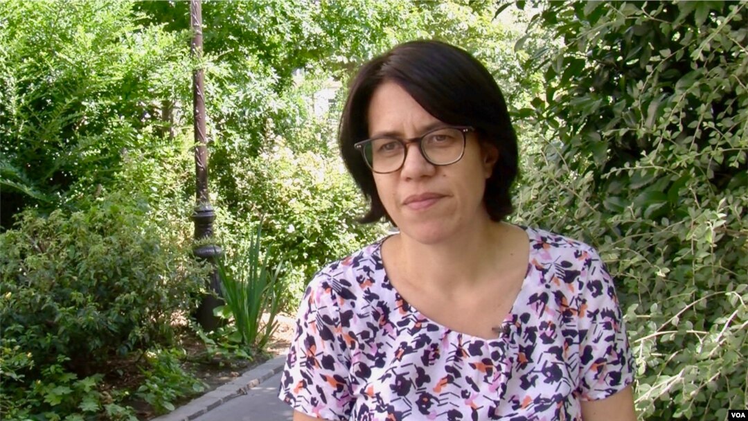 Članica gradske skupštine Pariza Maud Lelievre je autorica plana "Pariz na 50" stepeni. (Foto: VOA/Lisa Bryant)