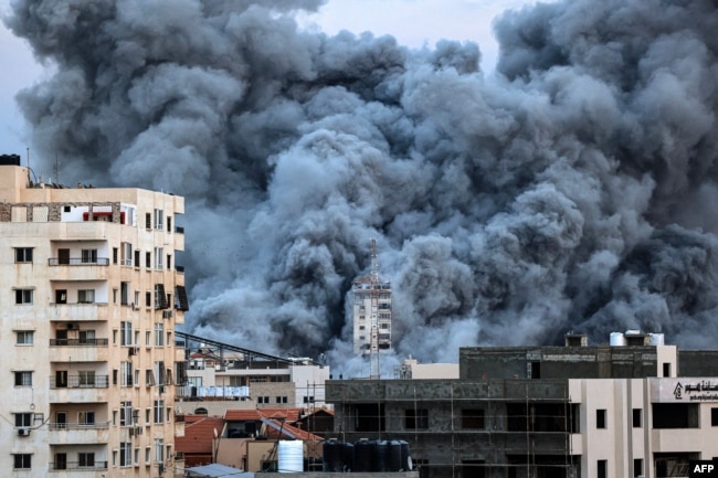 Una columna de humo se eleva sobre los edificios de la ciudad de Gaza el 7 de octubre de 2023 durante un ataque aéreo israelí que alcanzó el edificio de la Torre Palestina.