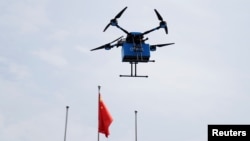 资料照：中国上海举行的一次无人机飞行展。（2018年5月29日）