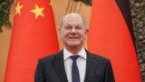 资料照：德国总理朔尔茨访华期间站在北京人大会堂内。（2022年11月4日）