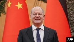 德國總理朔爾茨訪華期間站在北京人大會堂內。（2022年11月4日）