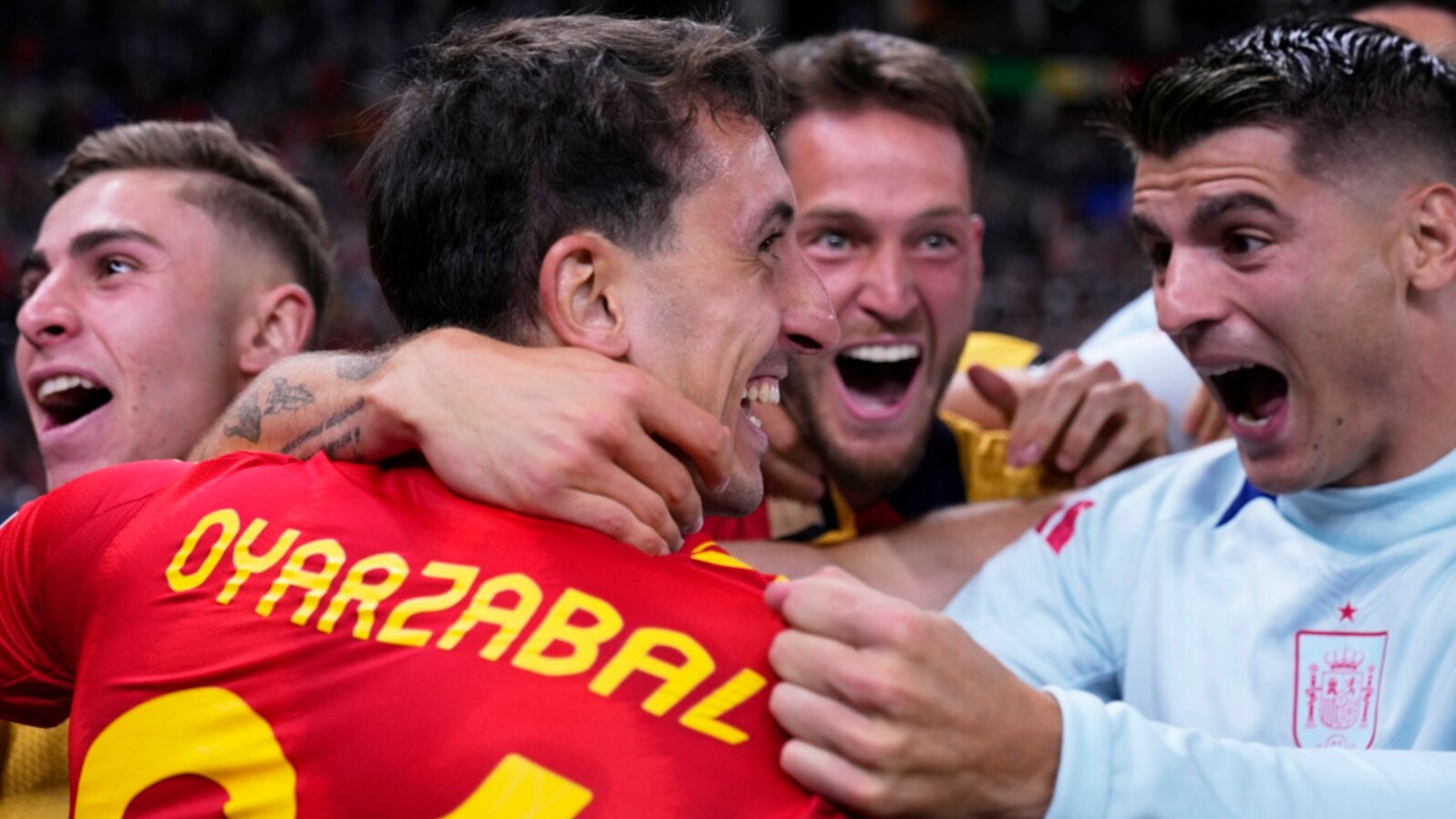 Španski fudbaleri proslavljaju pobedonosni gol (Foto: AP/Manu Fernandez)