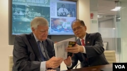 台湾立法院院长游锡堃(右)与前美国国际民主协会布莱恩·艾特伍德在华盛顿哈德逊研究所话旧事。(2023年5月16日， 美国之音锺辰芳拍摄）