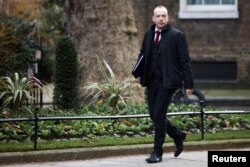 Menlu Inggris untuk Irlandia Utara Chris Heaton-Harris di Downing Street, London, Inggris, 17 Januari 2023. (REUTERS/Henry Nicholls)