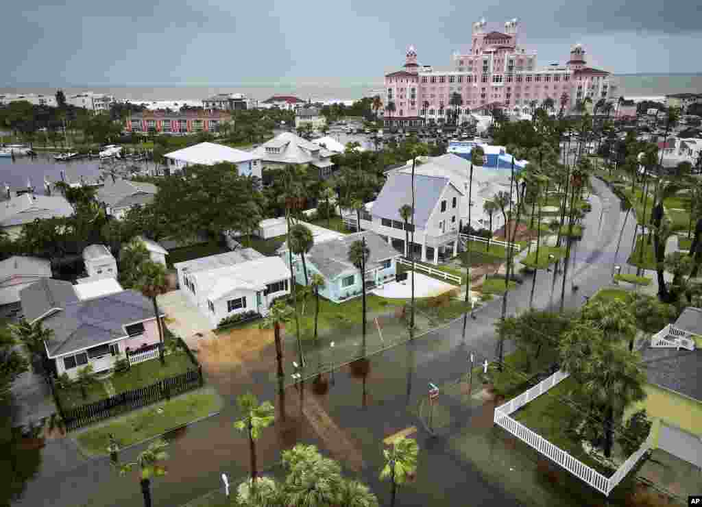 Se observan inundaciones cerca de las casas mientras se vislumbra al fondo el hotel The Don CeSar al fondo, en St. Pete Beach, Florida.