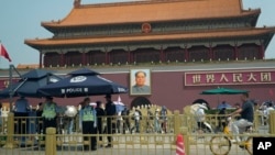 2024年6月4日，北京天安門廣場警戒的警察 (美聯社照片)