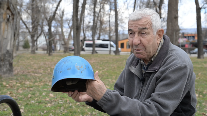 Синиот шлем на новинарот-мировник од Битола