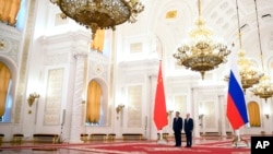 资料照：俄罗斯总统普京为到访的中国领导人习近平在克里姆林宫举行欢迎仪式。（2023年3月21日）
