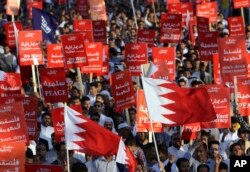 FILE - Puluhan ribu pengunjuk rasa anti-pemerintah Bahrain berpartisipasi dalam unjuk rasa Jumat, 25 November 2011, di Maqsha, Bahrain. Peretas mengatakan mereka telah menutup situs web bandara internasional Bahrain pada Selasa, 14 Februari 2023, untuk menandai peringatan 12 tahun pemberontakan Musim Semi Arab di negara kecil Teluk itu. (AP/Hasan Jamali, File)