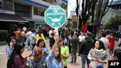 La gente permanece en las calles tras un sismo en Bogotá, el 17 de agosto de 2023. (Foto de Raúl ARBOLEDA / AFP)