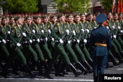 Ruski vojnici marširaju tokom vojne parade povodom obeležavanja Dana pobede, 9. maa 2023. na Crvenom trgu u Moskvi, Rusija.