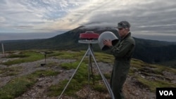 นักวิทยาศาสตร์จากโครงการ Alaska Volcano Observatory ติดตั้งอุปกรณ์สังเกตการณ์ภูเขาไฟ Mount Edgecumbe ในรัฐอลาสกา