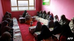 Gadis-gadis Afghanistan belajar Al-Qur'an di sebuah madrasah atau sekolah Islam di pinggiran Kabul. (Foto: AFP)