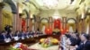 资料照片：2023年12月13日，越南国家主席武文赏（左六）和中国国家主席习近平（右八）在越南河内会晤。（美联社照片）