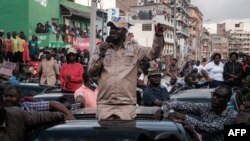 Kiongozi wa upinzani Raila Odinga (katikati) akizungumza na wafuasi huko Nairobi mnamo Machi 20, 2023. Picha na YASUYOSHI CHIBA/AFP.