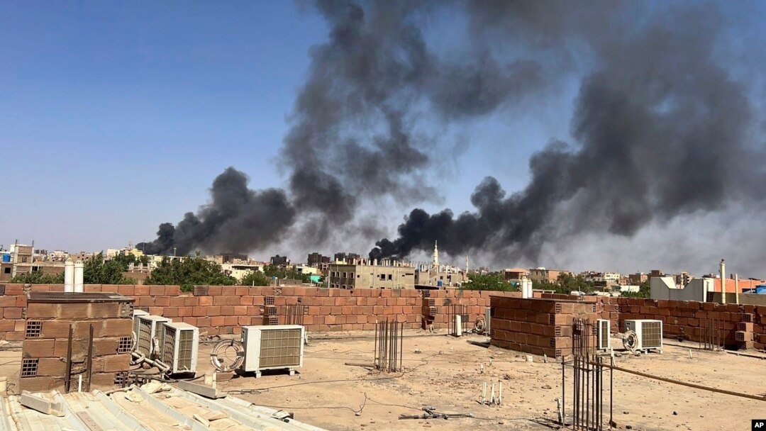 Khói bốc lên từ Khartoum, Sudan, gần Bệnh viện Quốc tế Doha, ngày 21/4/2023. 