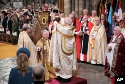 Quốc vương Charles III được đội Vương miện Thánh Edward trong lễ đăng quang tại Tu viện Westminster, London, ngày 6 tháng 5 năm 2023.