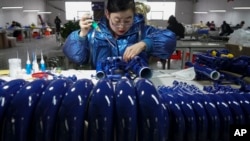 2023年2月23日一名工人在河北省武强县的一家制造厂组装西洋乐器