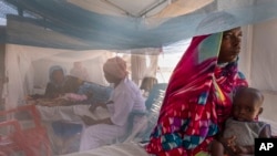 지난 6일 수단 국경 차드 메체 캠프에서 영양실조를 앓고 있는 수단 어린이들이 치료를 받기 위해 대기하고 있다.