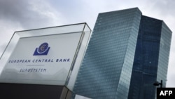 Perşembe günü temel faiz oranını çeyrek puan düşürerek yüzde 4'ten yüzde 3,75'e indiren Avrupa Merkez Bankası (ECB), dünya genelinde merkez bankalarının borçlanma maliyetlerini düşürme eğilimine girdiği dönemde faiz indiriminde ABD Merkez Bankası'nın (FED) önüne geçti.