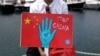 Seorang pria etnis Uighur memegang plakat saat berpartisipasi dalam protes terhadap China untuk memperingati 14 tahun kerusuhan Urumqi di Istanbul, Turki, 5 Juli 2023. (Foto: Reuters)