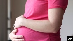2023년 5월, 텍사스주 댈러스에서 임신한 여성이 사진 촬영을 위해 포즈를 취하고 있다. (자료사진)