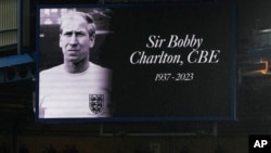 Foto mendiang Bobby Charlton ditampilkan dalam layar raksasa saat laga Liga Premier Inggris antara Chelsea dan Arsenal di Stadion Stamford Bridge di London, Sabtu, 21 Oktober 2023. (Foto:AP Photo/Frank Augstein )