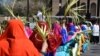 Inmigrantes latinoamericanos de diferentes edades participan en procesión del Domingo de Ramos el 2 de abril de 2023 en las calles aledañas a la iglesia de San Antonio de Padua. en Falls Church, Virginia. [Foto: Tomás Guevara, VOA]