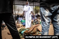 Séance de prière autour de la guérisseuse Amsétou Nikiéma, surnommée Adja, dans le village de Toeghin Peulh, près de Ouagadougou, le 26 février 2023.