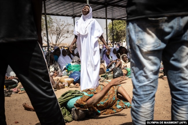 Séance de prière autour de la guérisseuse Amsétou Nikiéma, surnommée Adja, dans le village de Toeghin Peulh, près de Ouagadougou, le 26 février 2023.