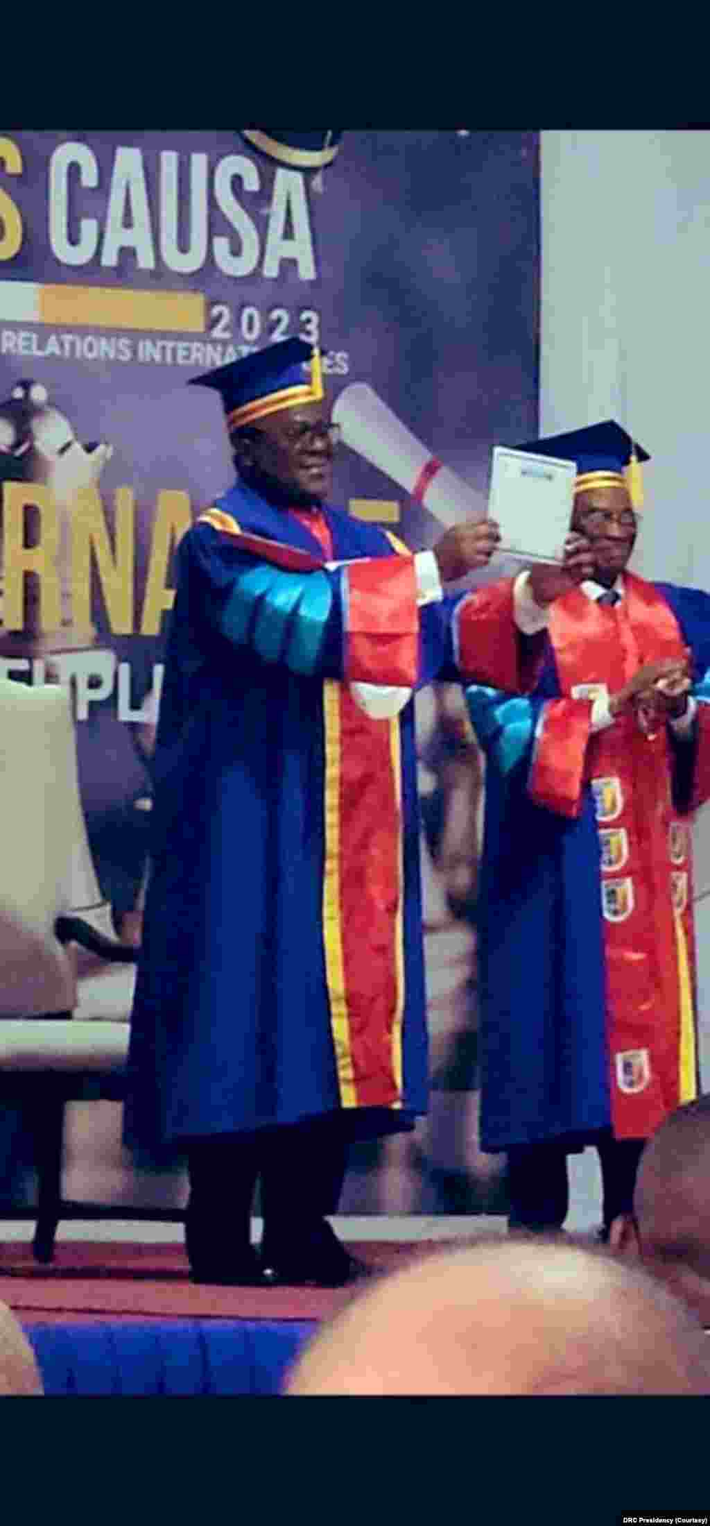 Présidenft Félix Tshisekedi alakisi diplôme ya docteur honoris causa azwi, na Université ya Kinshasa, 12 sanza ya zomi 2023. (Présidence RDC)