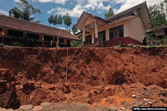 Hampir 80 rumah rusak dan 192 warga terpaksa harus mengungsi akibat fenomena pergerakan tanah di Bandung, Jawa Barat. (Foto: BPBD Jawa Barat)