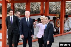 在日本广岛参加G7峰会的领导人参观日本古迹严岛神社。（2023年5月19日）