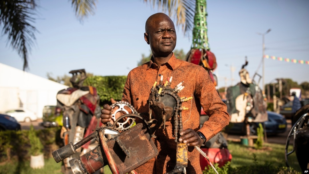 Direktur Jenderal Festival Film dan Televisi Afrika (FESPACO), Alex Moussa Sawadogo, berpose untuk foto di Ouagadougou, Burkina Faso, pada 22 Februari 2023. (Foto: AP/Sophie Garcia)