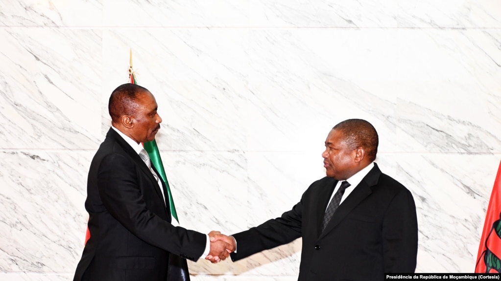 Pascoal Ronda (esquerda), ministro do Interior e Filipe Nyusi, presidente de Moçambique (direita), tomada de posse, 31 de Agosto, 2023