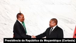 Pascoal Ronda (esquerda), ministro do Interior e Filipe Nyusi, presidente de Moçambique (direita), tomada de posse, 31 de Agosto, 2023