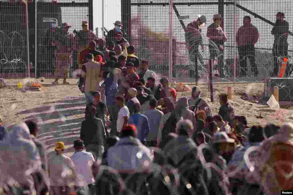 Migrantes cerca del muro fronterizo después de haber cruzado la frontera entre EEUU y México para entregarse a los agentes de la Patrulla Fronteriza luego del levantamiento de las restricciones del Título 42.&nbsp;