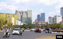 Phnom Penh high rise buildings are blooming in the central of the city, as commuters drive pass the Independent Monument in Phnom Penh, on Monday, March 20, 2023. (Ten Soksreinith/VOA Khmer)