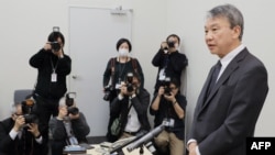 Anggota parlemen Jepang Yasutada Ohno (kanan) berbicara dalam konferensi pers di dalam parlemen di Tokyo, 19 Januari 2024. Jaksa Jepang (19/1) mendakwa delapan orang, termasuk Ohno atas skandal dana politik. (JIJI Press / AFP)