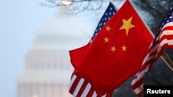 ILUSTRASI - Bendera China dan bendera Amerika berkibar di sepanjang Pennsylvania Avenue dekat Gedung DPR Amerika Serikat di Washington, D.C., 18 Januari 2011. (Hyungwon Kang/REUTERS)