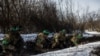 Ukrajinski vojnici u zaklonu tokom ruskog napada na Bahmut, 13. februara 2023. 