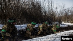 Anggota pasukan Ukraina tampak bersiaga dalam menghadapi serangan pasukan Rusia di area pertempuran garis depan di Kota Bakhmut, Ukraina, pada 13 Februari 2023. (Foto: Reuters/Yevhenii Zavhorodnii