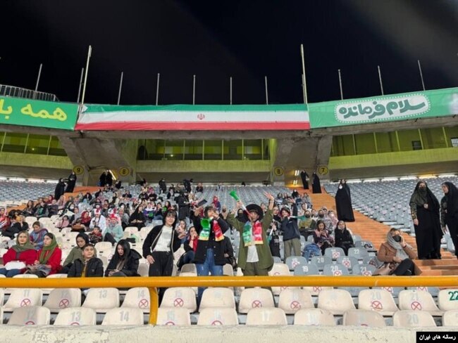 حضور اندک زنان در حاشیه بازی ایران و روسیه، پنجشنبه ۳ فروردین ۱۴۰۲
