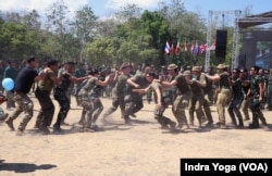 Peserta lomba yang terdiri dari campuran prajurit dari berbagai negara berkonsentrasi memecahkan balon tim lainnya dalam acara Culture Day pada Selasa (12/9) di Puslatpur Marinir, Baluran, Jawa Timur. (VOA/Indra Yoga)