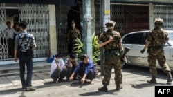 ယခင်မှတ်တမ်းရုပ်ပုံ | ရန်ကုန်က စစ်အာဏာသိမ်းဆန့်ကျင့်ရေး ဆန္ဒပြပွဲမှာ ပါဝင်သူတွေကို ဝင်ရောက်ဖမ်းဆီးနေတဲ့ စစ်ကောင်စီတပ်ဖွဲ့ဝင်များ (မေ ၇၊ ၂၀၂၁)