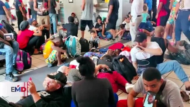 México: Miles de migrantes permanecen varados en terminales de autobuses