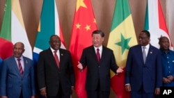 中国领导人习近平在约翰内斯堡金砖国家峰会期间与出席中非领导人圆桌对话的非洲国家领导人合影。（2023年8月24日）