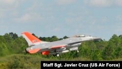 资料照片：美国空军照片显示一架QF-16全尺寸靶机从佛罗里达州的丁达尔空军基地起飞，进行首次无人飞行。(2013年9月19日)